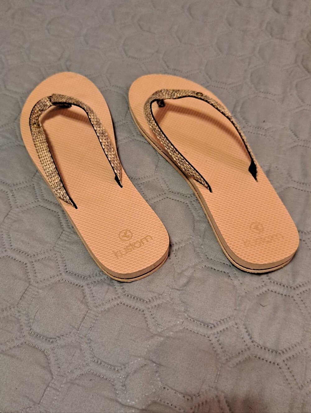 Kustom Women’s Tan Flip-Flop Sandals with Snake-Print Straps Size 9 - Picture 2 of 5